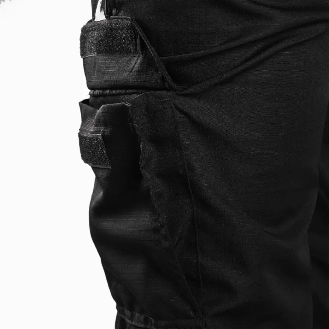 Detalhe do bolso lateral da Calça Tática Masculina Versatile na cor preta