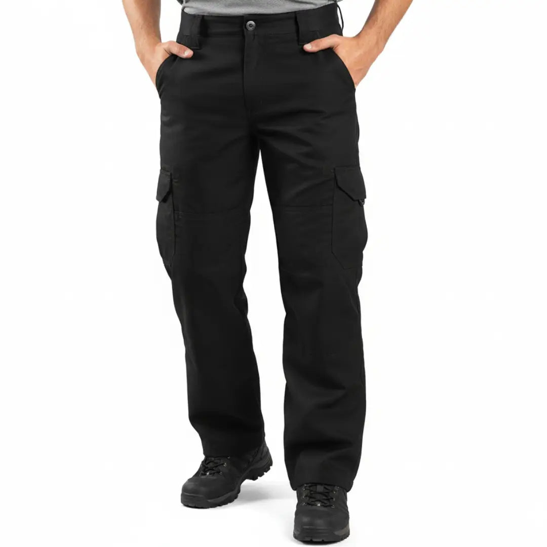 Um homem usando a Calça Tática Masculina Versatile na cor preta, com as mãos nos bolsos