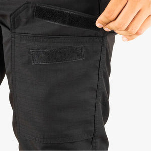 O bolso da Calça Tática Masculina Vira Bermuda preta em foco, mostrando seu velcro