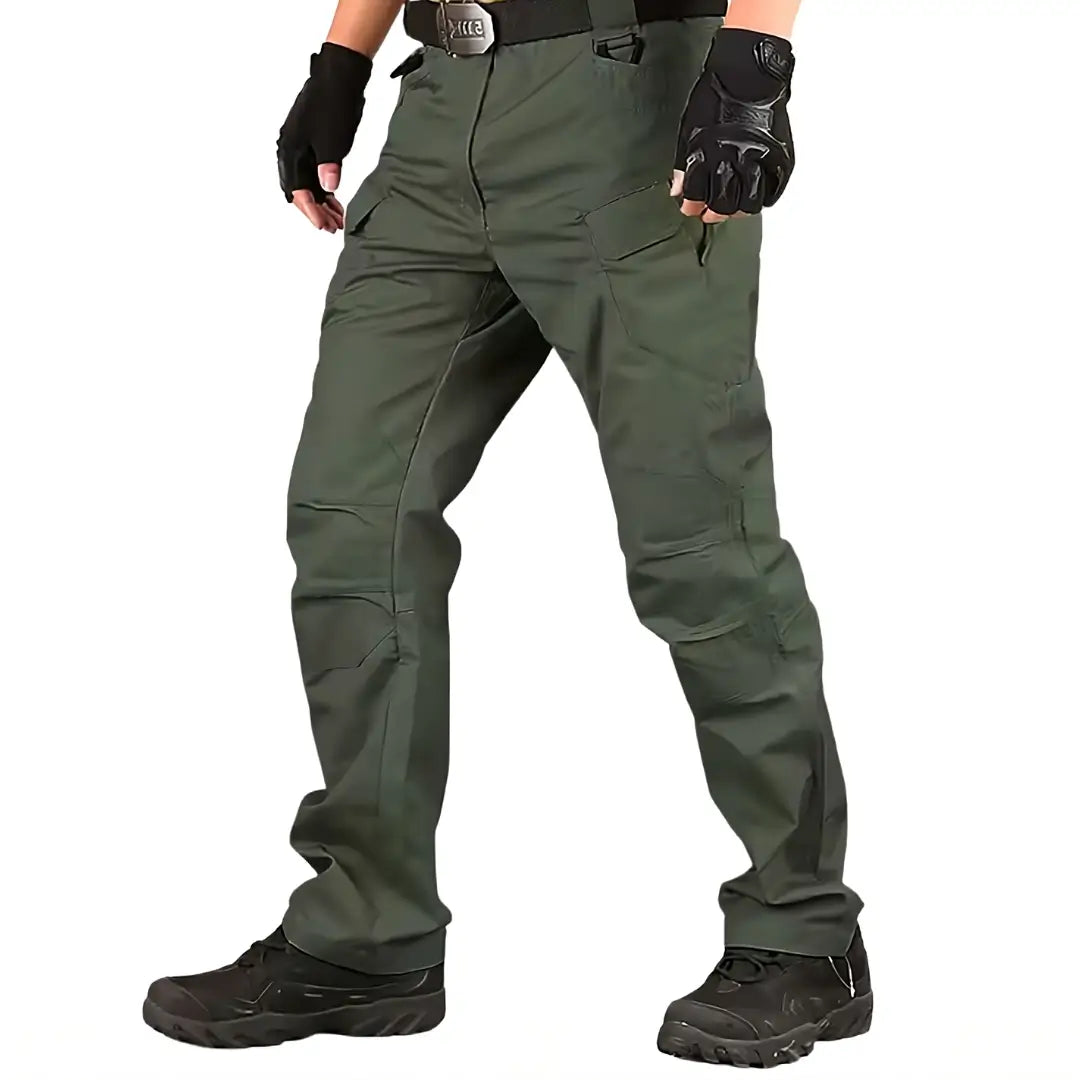 Calça Tática Masculina RipStop na cor verde sendo usada por um pescador, com seus detalhes em foco