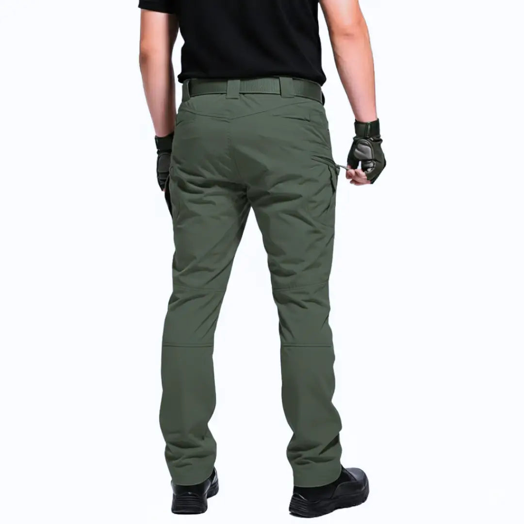 Calça Tática Masculina RipStop na cor verde mostrada de costas
