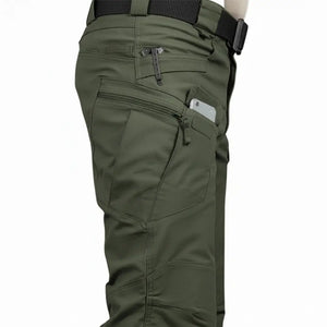 A Calça Tática Masculina RipStop na cor verde vista de lado, com o foco em seus bolsos multifuncionais