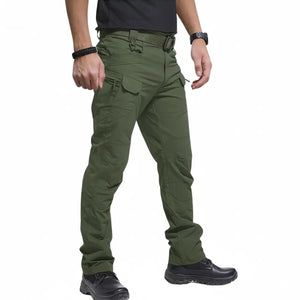 Pescador usando a Calça Tática Masculina RipStop na cor verde, com destaque para seus multi bolsos