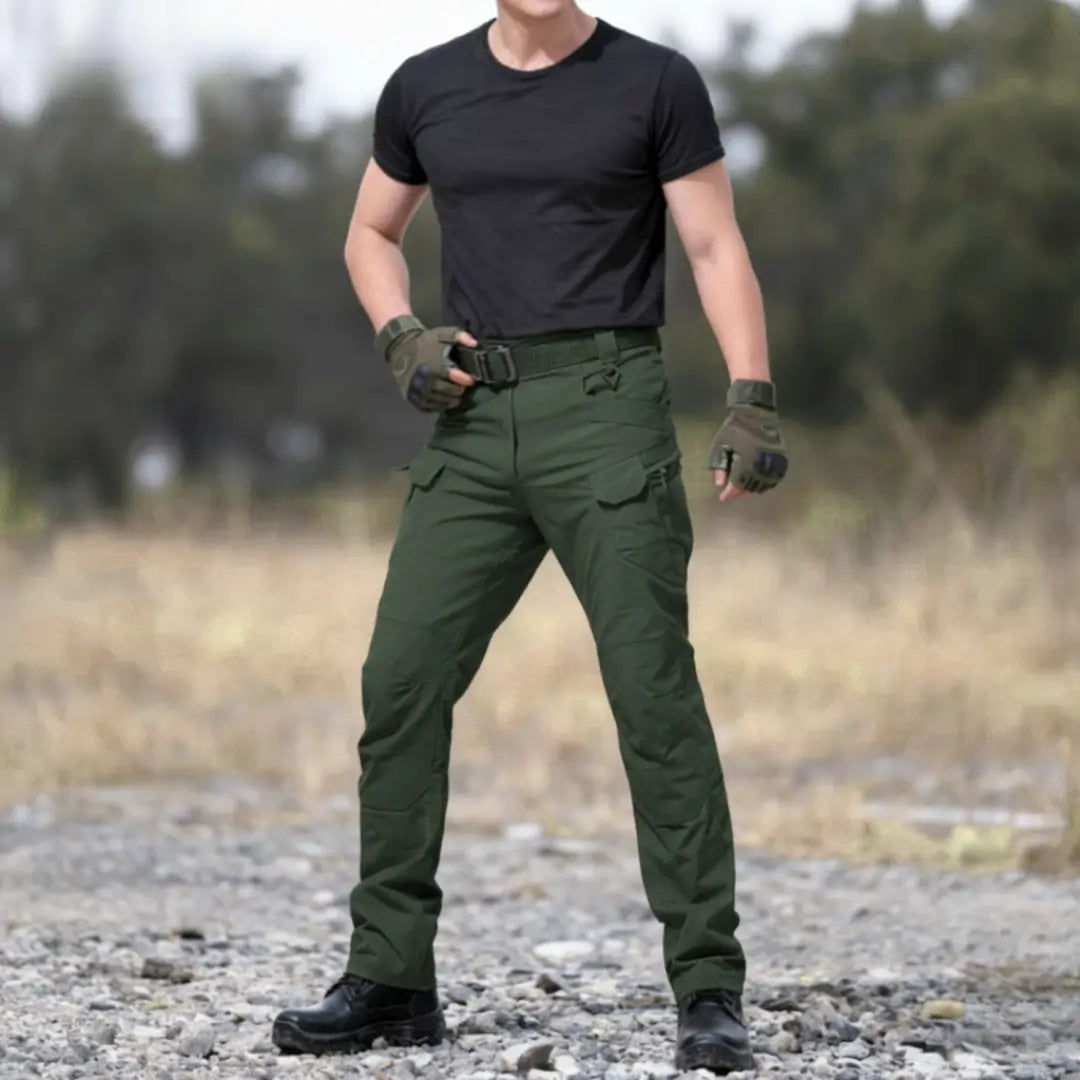 Um homem usando a Calça Tática Masculina RipStop na cor verde em cenário desértico