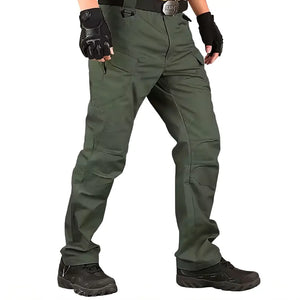 Calça Tática Masculina RipStop na cor verde mostrada na diagonal, com foco em sua construção