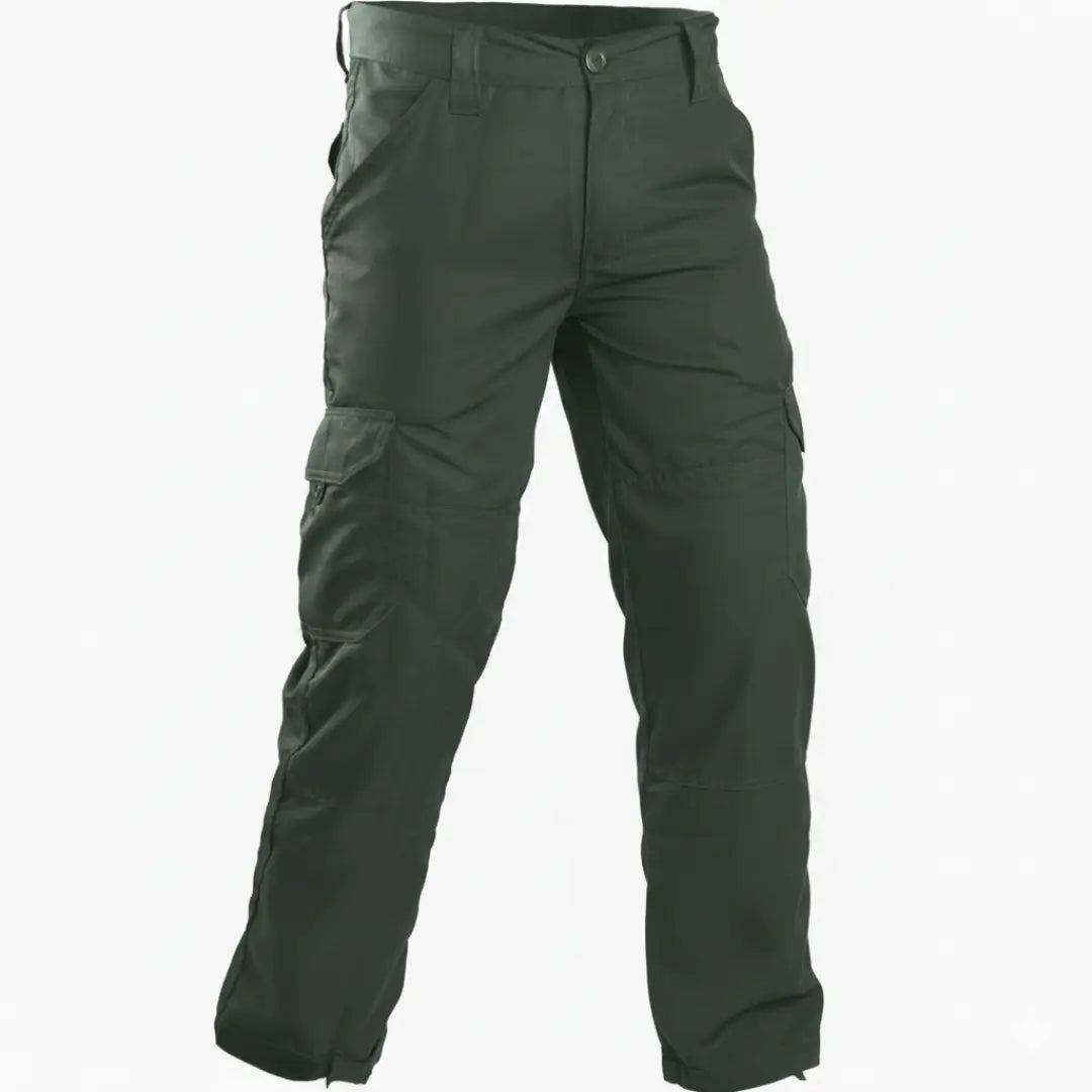 Calça Tática Masculina Versatile na cor verde vista na diagonal, com seus detalhes em foco