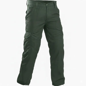 Calça Tática Masculina Versatile na cor verde vista na diagonal, com seus detalhes em foco