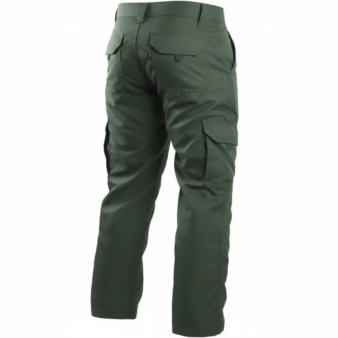 A Calça Tática Masculina Versatile na cor verde mostrada de costas, mostrando seus detalhes