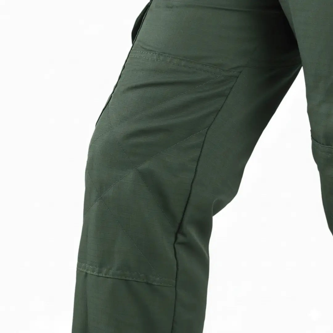 Detalhe da costura reforçada no joelho da Calça Tática Masculina Versatile na cor verde