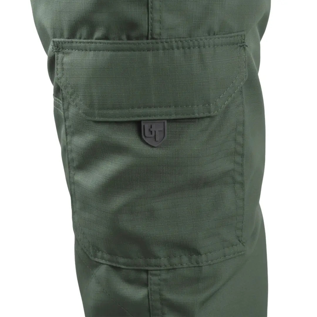 Detalhe do bolso lateral da Calça Tática Masculina Versatile na cor verde