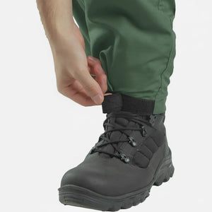 Detalhe do leash de ajuste na perna da Calça Tática Masculina Versatile na cor verde
