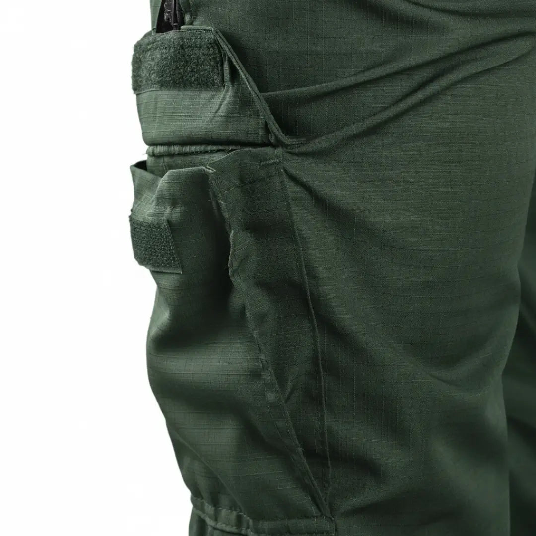 Detalhe do bolso lateral da Calça Tática Masculina Versatile na cor verde