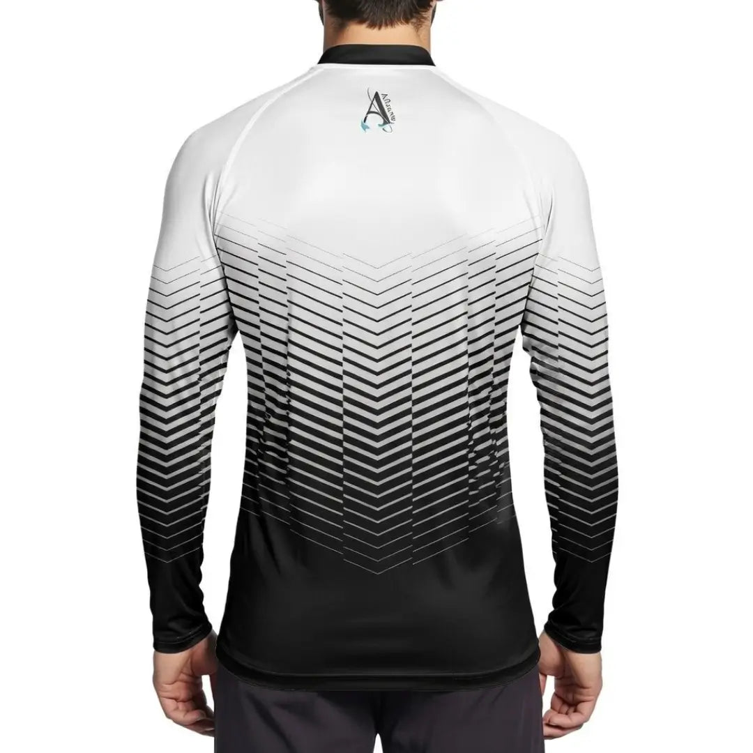 Um pescador visto de costas usando a Camisa de Pesca Extreme Black Ice