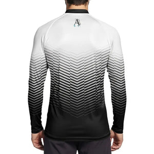 Um pescador visto de costas usando a Camisa de Pesca Extreme Black Ice