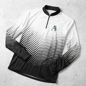 A Camisa de Pesca Extreme Black Ice vista deitada sobre uma mesa cinza, e com suas mangas dobradas