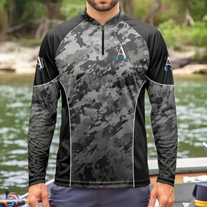 Um pescador visto de frente usando a Camisa de Pesca Extreme na cor Camo Gray, ao fundo tem um rio desfocado
