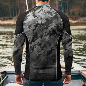 Um pescador em cima de um barco e visto de costas, ele está usando a Camisa de Pesca Extreme na cor Camo Gray, com destaque para sua estampa camuflada