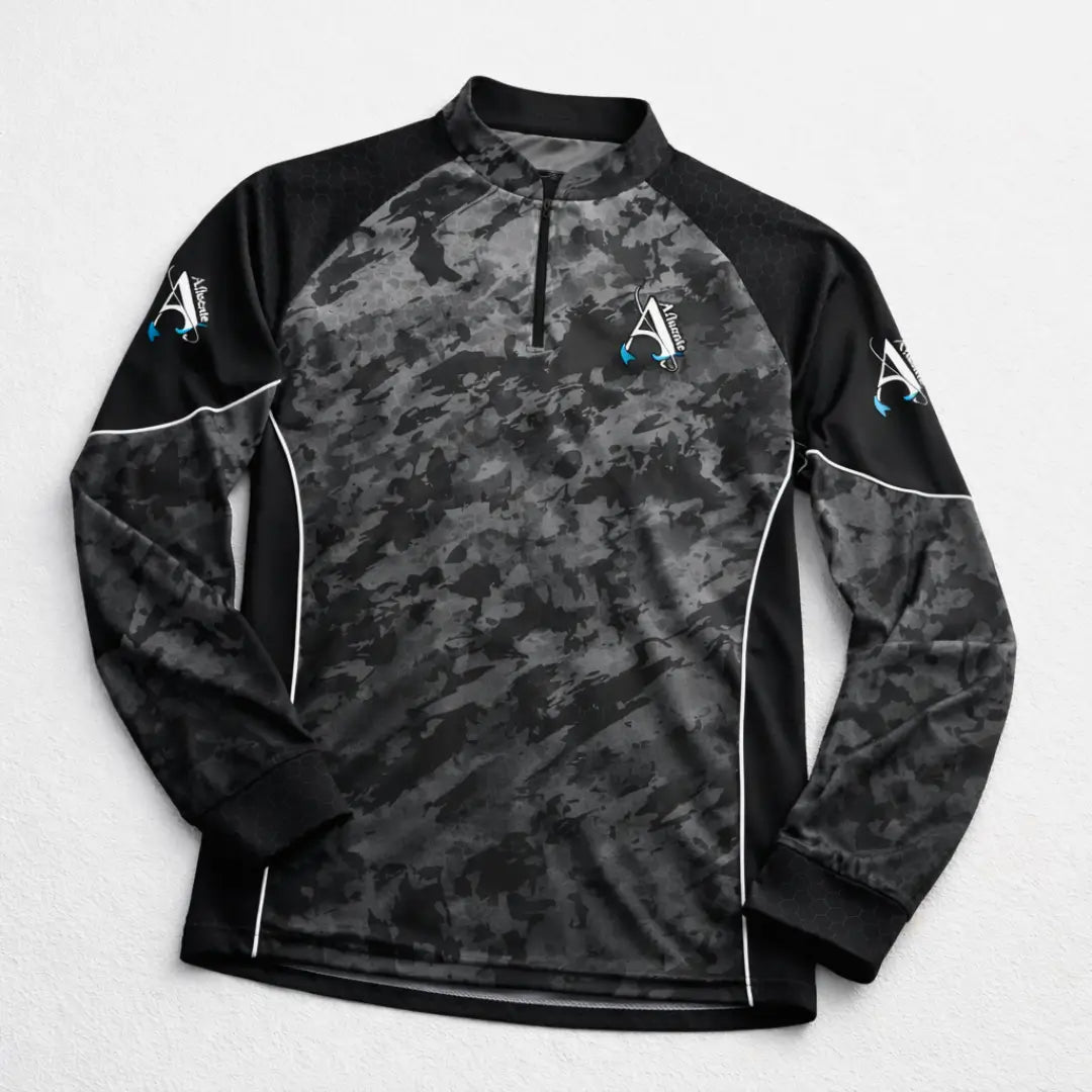 A Camisa de Pesca Extreme na cor Camo Gray deitada sobre uma mesa com suas mangas dobradas