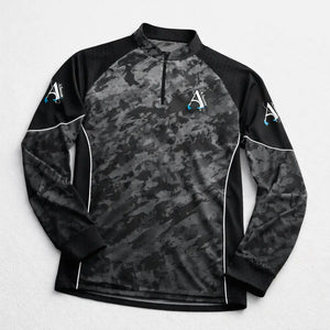 A Camisa de Pesca Extreme na cor Camo Gray deitada sobre uma mesa com suas mangas dobradas