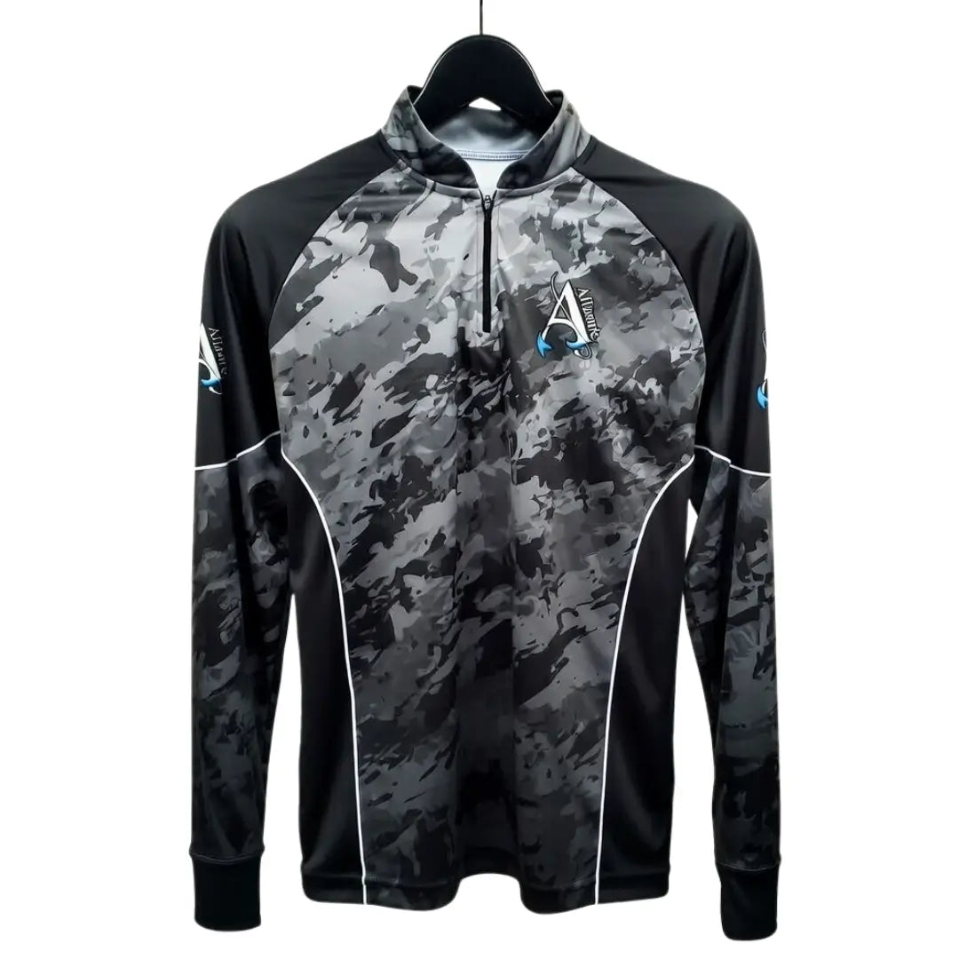 A Camisa de Pesca Extreme na cor Camo Gray pendurada por um cabide e sendo exibida de frente