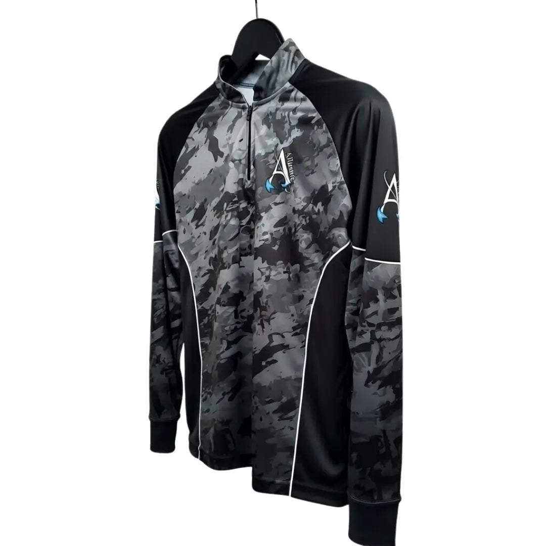 A Camisa de Pesca Extreme na cor Camo Gray pendurada por um cabide e mostrada na diagonal