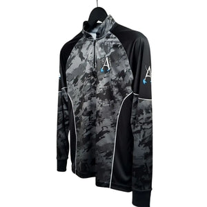 A Camisa de Pesca Extreme na cor Camo Gray pendurada por um cabide e mostrada na diagonal