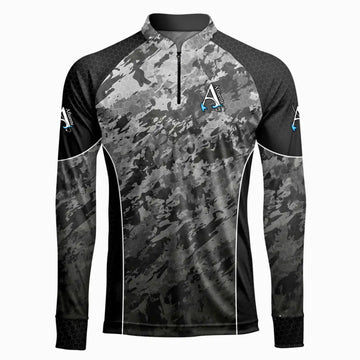 A Camisa de Pesca Extreme na cor Camo Gray vista de frente, com sua estampa camuflada e sua logo em foco