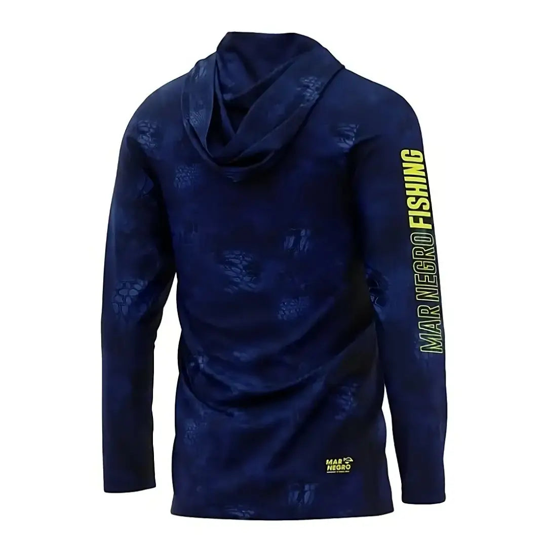Camisa de Pesca Mar Negro Sublimada Capuz Blue vista de costas, com escritas amarelas no braço direito