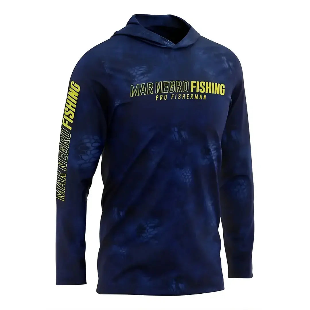 Camisa de Pesca Mar Negro Sublimada Capuz Blue em foco, vista de frente, com escritas na cor amarela no peito