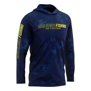 Camisa de Pesca Mar Negro Sublimada Capuz Blue em foco, vista de frente, com escritas na cor amarela no peito