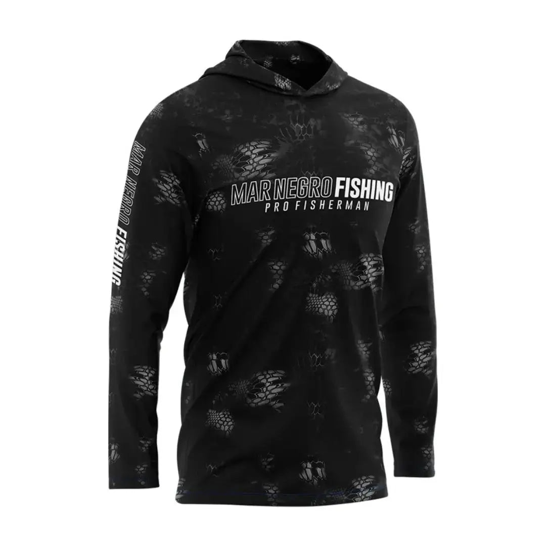 Camisa de Pesca Mar Negro Sublimada Capuz Black em foco, vista de frente, com escritas na cor branca no peito