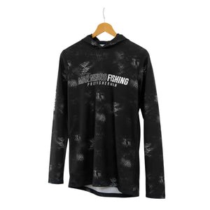 A Camisa de Pesca Mar Negro Sublimada Capuz Black vista de frente e um pouco de lado, pendurada por um cabide, com escritas na cor branca no peito