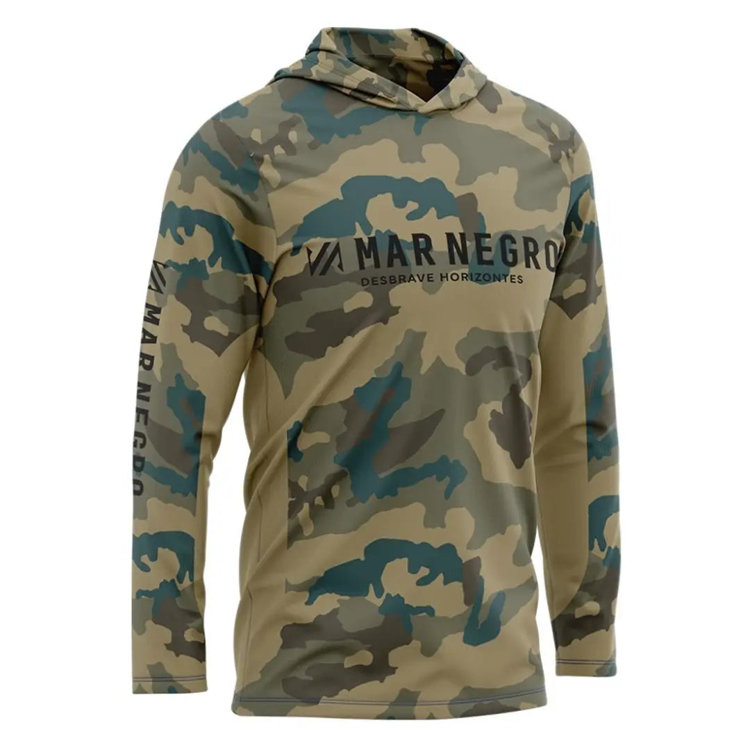 Camisa de Pesca Mar Negro Sublimada Capuz Caqui em foco, vista de frente, com escritas na cor preta no peito