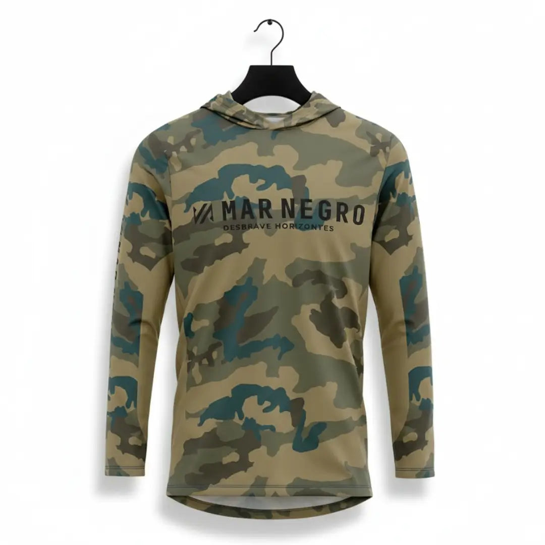 Camisa de Pesca Mar Negro Sublimada Capuz Caqui em foco, pendurada por um cabide vista de frente, com escritas na cor preta no peito