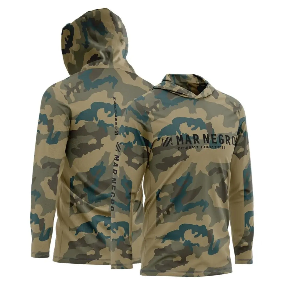 A Camisa de Pesca Mar Negro Sublimada Capuz Caqui vista de frente e de costas, com seu capuz amostra
