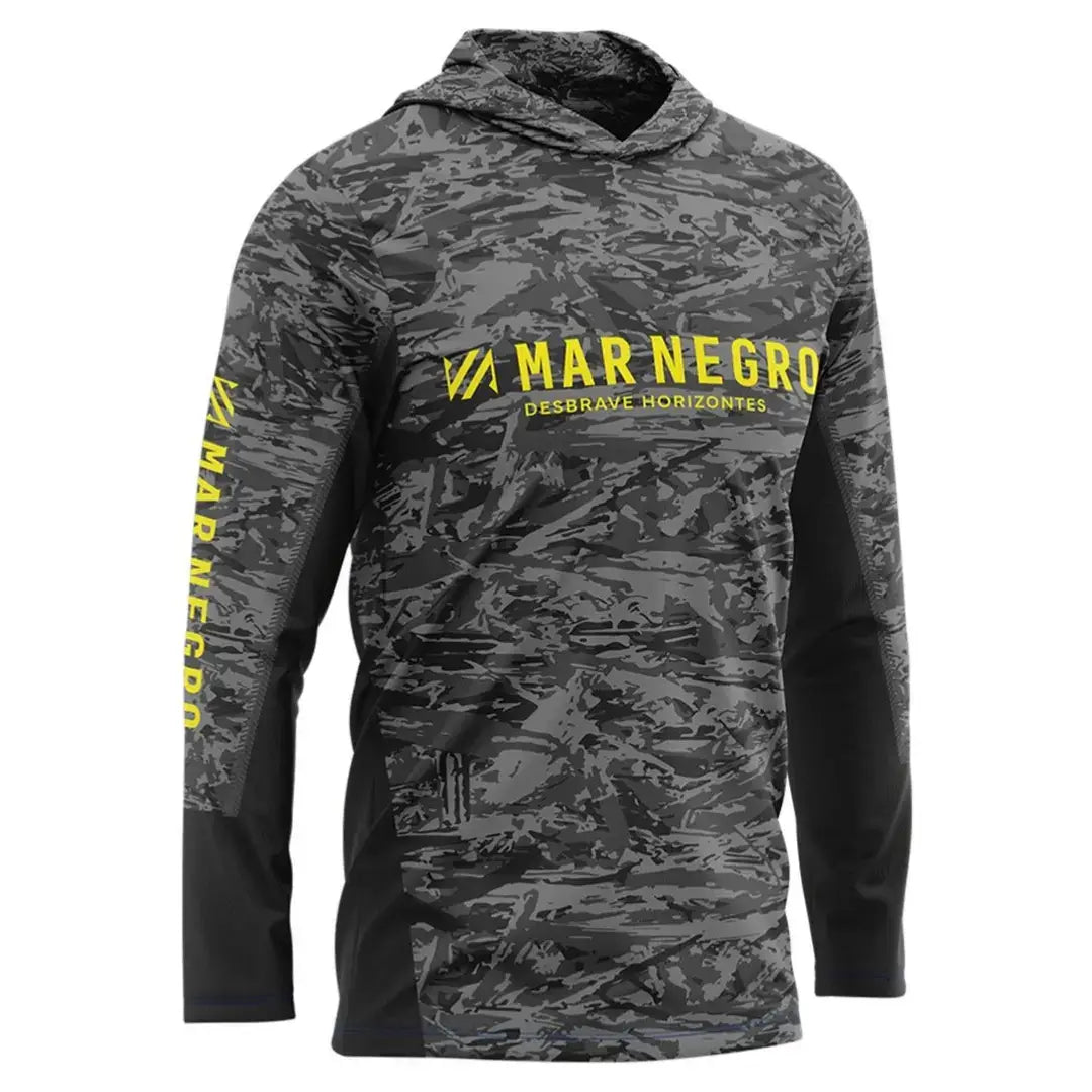 Camisa de Pesca Mar Negro Sublimada Capuz Chumbo em foco, vista de frente, com escritas na cor amarela no peito