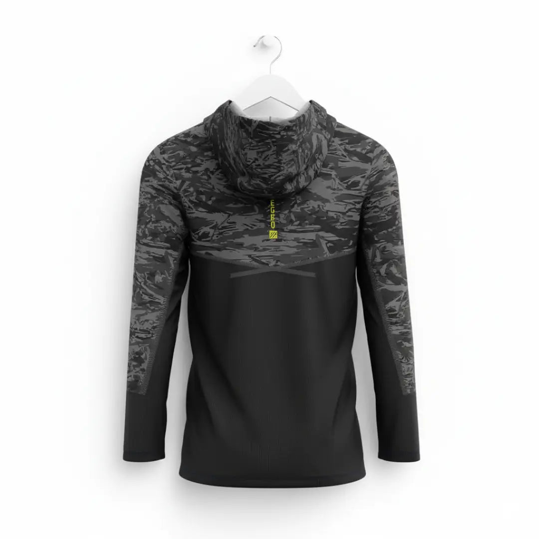 Camisa de Pesca Mar Negro Sublimada Capuz Chumbo vista de costas, pendurada por um cabide, com seus detalhes cinza escuro e amarelo