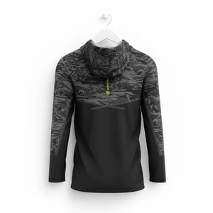 Camisa de Pesca Mar Negro Sublimada Capuz Chumbo vista de costas, pendurada por um cabide, com seus detalhes cinza escuro e amarelo