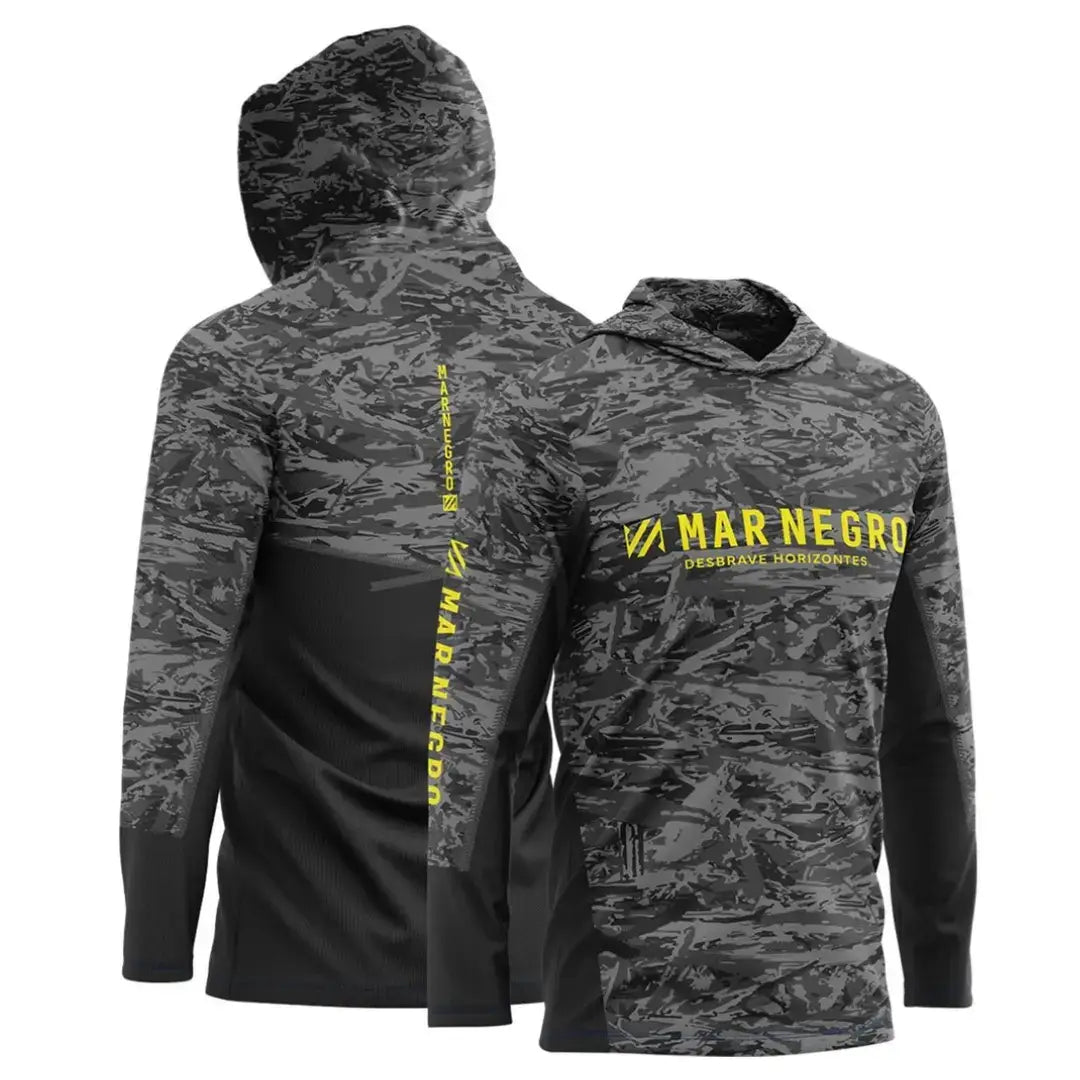 A Camisa de Pesca Mar Negro Sublimada Capuz Chumbo vista de frente e de costas, com seu capuz amostra