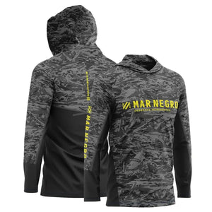 A Camisa de Pesca Mar Negro Sublimada Capuz Chumbo vista de frente e de costas, com seu capuz amostra