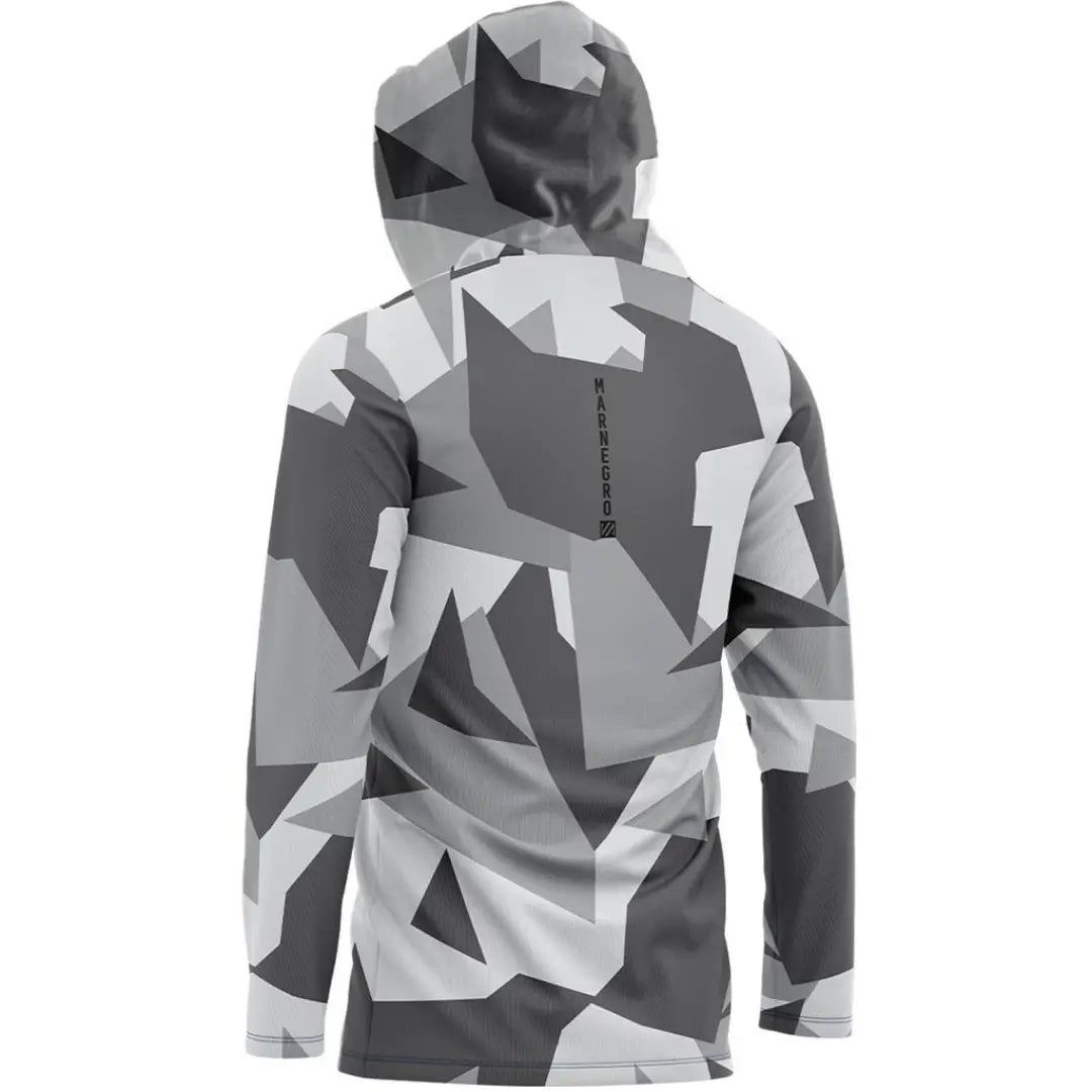 Camisa de Pesca Mar Negro Sublimada Capuz Geométrica vista de costas, com escritas pretas no centro das costas