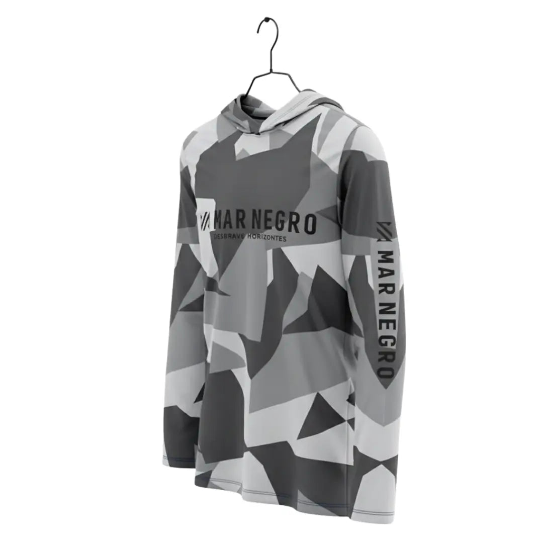 Camisa de Pesca Mar Negro Sublimada Capuz Geométrica em foco, pendurada por um cabide vista de frente, com escritas na cor preta no peito