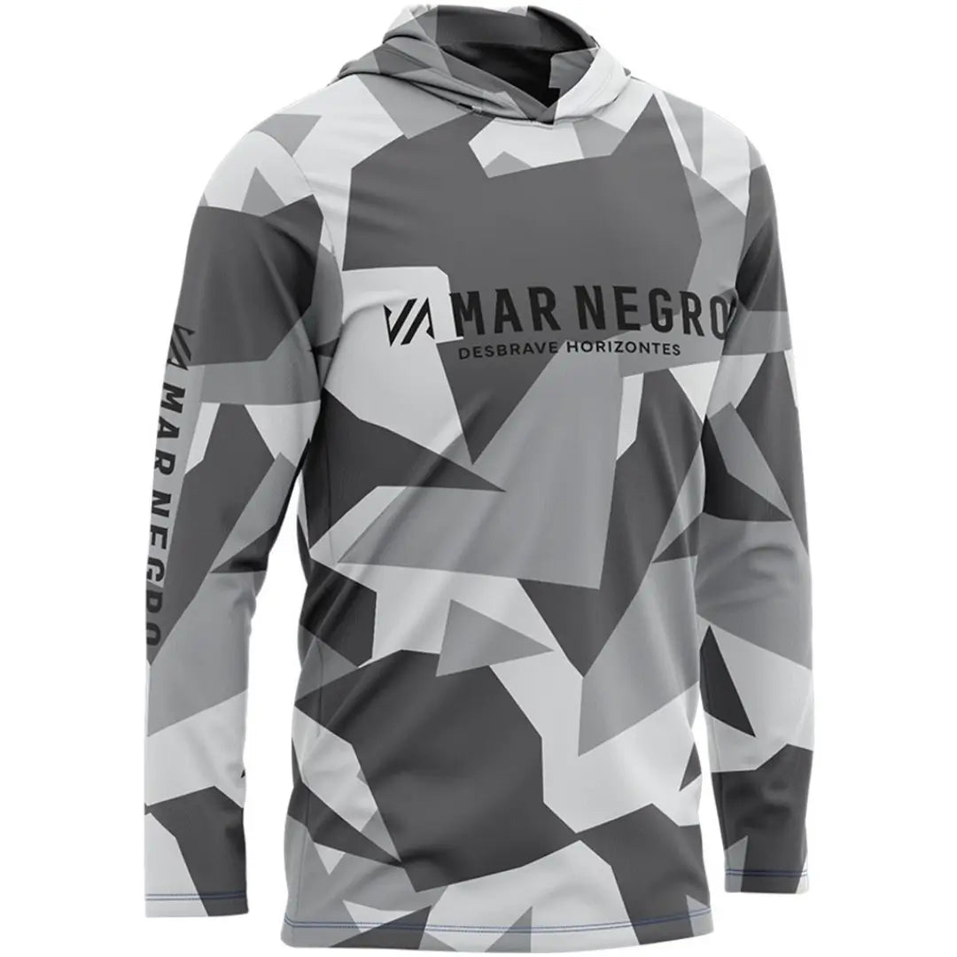 Camisa de Pesca Mar Negro Sublimada Capuz Geométrica em foco, vista de frente, com escritas na cor preta no peito