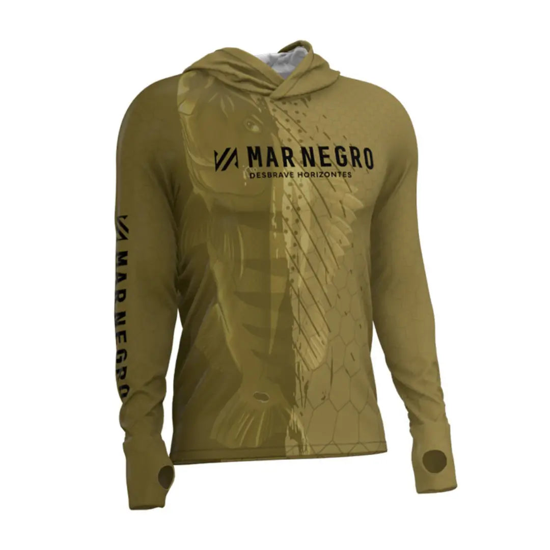 Camisa de Pesca Mar Negro Sublimada Capuz Tucuna em foco, vista de frente, com escritas na cor preta no peito
