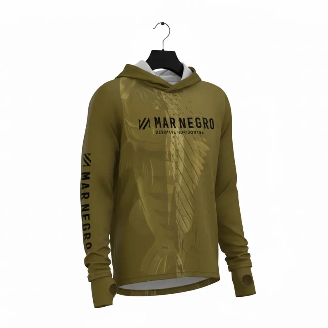 Camisa de Pesca Mar Negro Sublimada Capuz Tucuna em foco, pendurada por um cabide vista de frente, com escritas na cor preta no peito