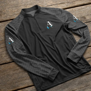 A Camisa de Pesca Onyx em cima de uma mesa, com sua mangas dobradas