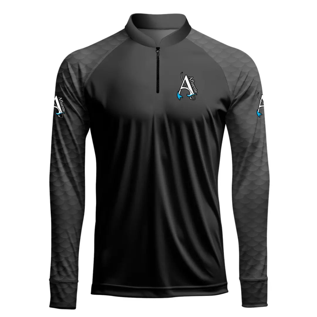 A Camisa de Pesca Onyx mostrada de frente, com destaque para sua estampa nas duas mangas e sua logo no peito