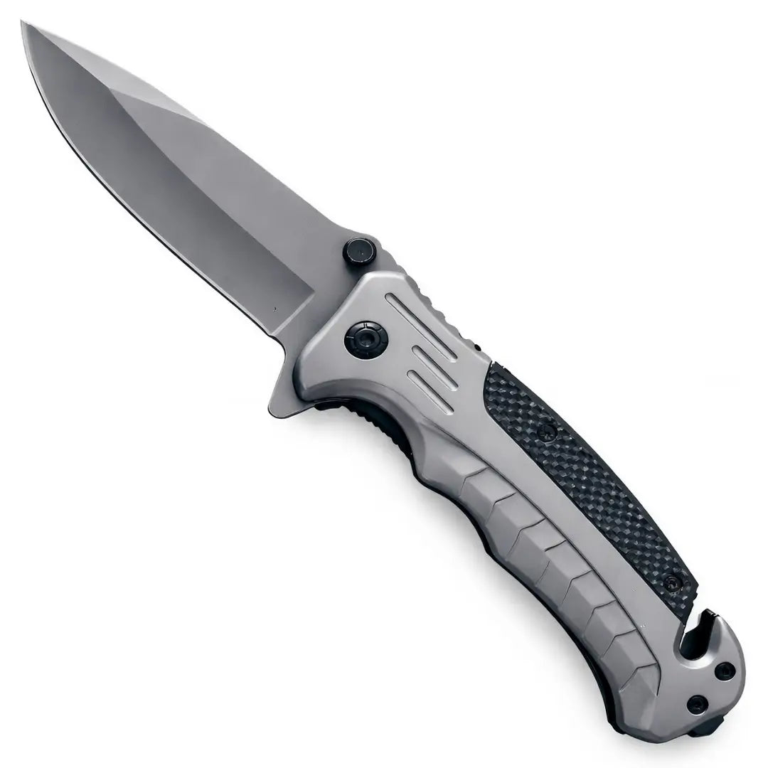 O Canivete Tático Cromo mostrado na diagonal, com seu cabo e sua lâmina em destaque