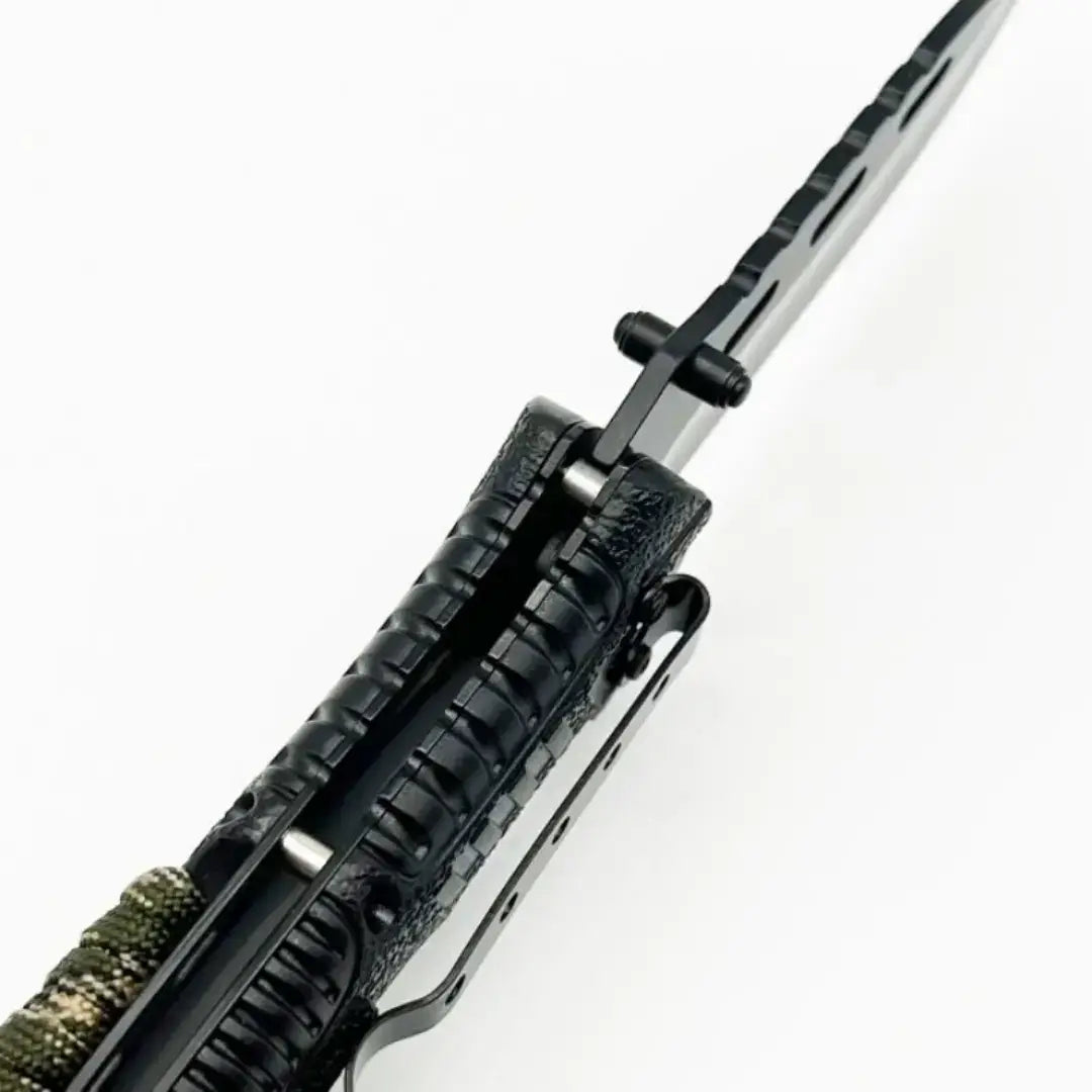 O Canivete Tático Talon sendo mostrado na sua parte de baixo, com destaque para seu cabo e sua lâmina