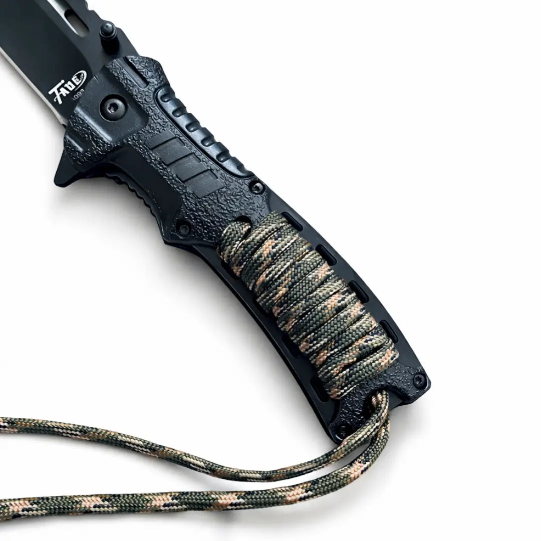 O cabo do Canivete Tático Talon em foco, com sua corda enrolada ao cabo em destaque